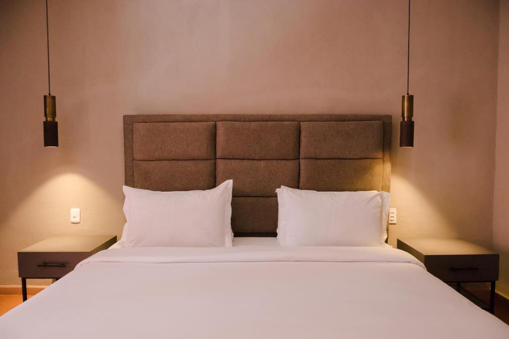 Postel nebo postele na pokoji v ubytování Mikaella Hotel