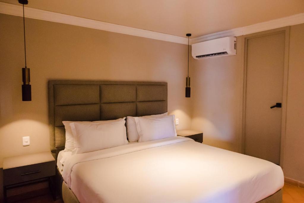 Postel nebo postele na pokoji v ubytování Mikaella Hotel