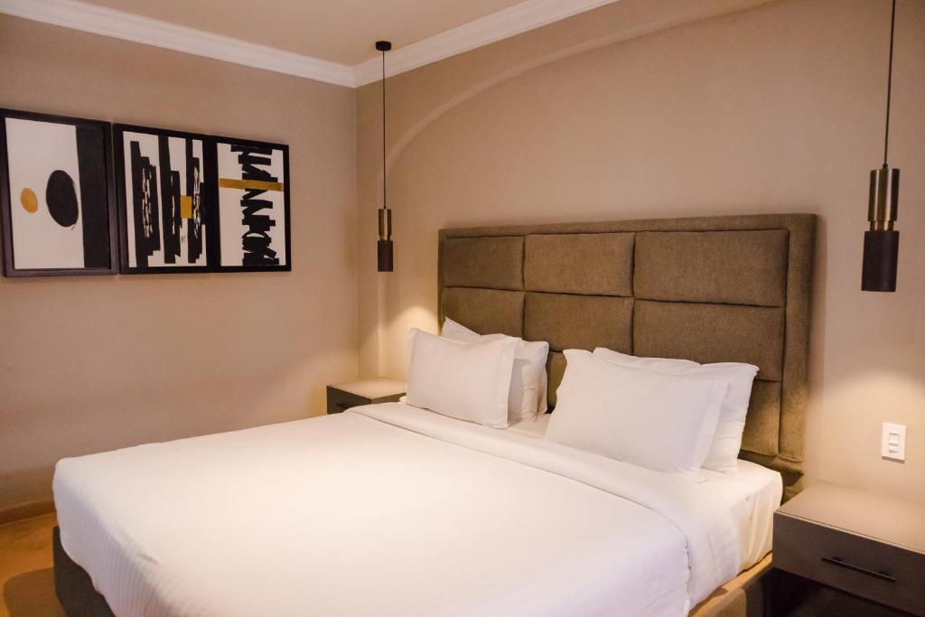 Postel nebo postele na pokoji v ubytování Mikaella Hotel