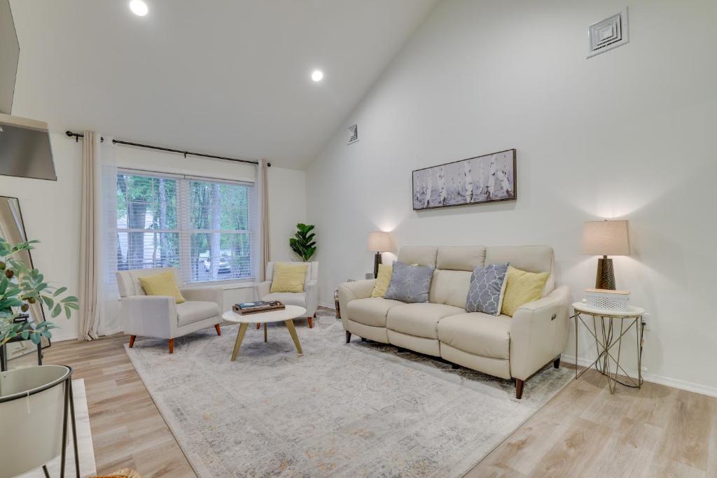 uma sala de estar com um sofá e duas cadeiras em Chic Penn Estates Home 7 Mi to Camelback Mountain em East Stroudsburg