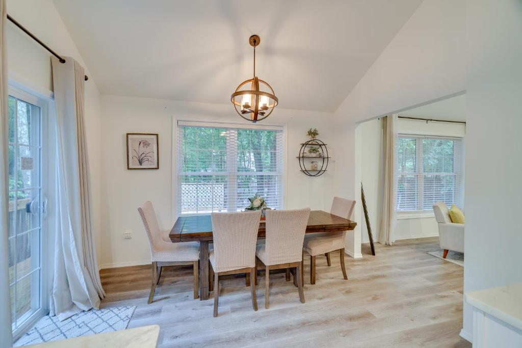 Fotografie z fotogalerie ubytování 7 Mi to Camelback Mtn Chic Penn Estates Home v destinaci East Stroudsburg
