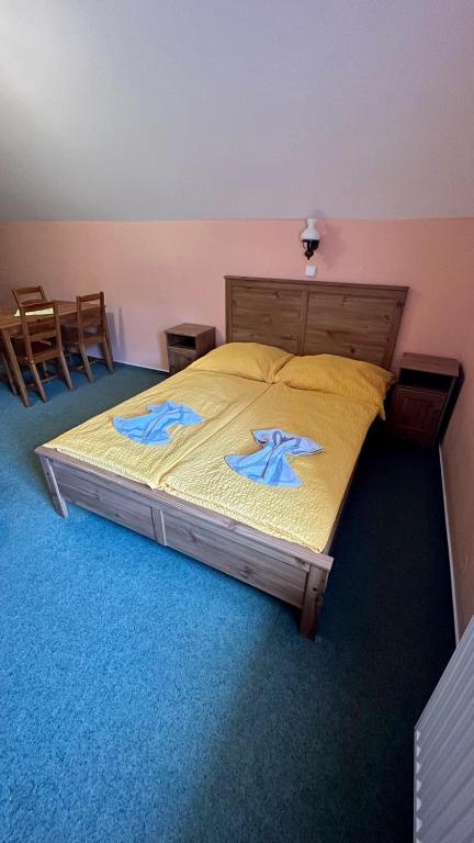 Postel nebo postele na pokoji v ubytování Chalupa Na stráni