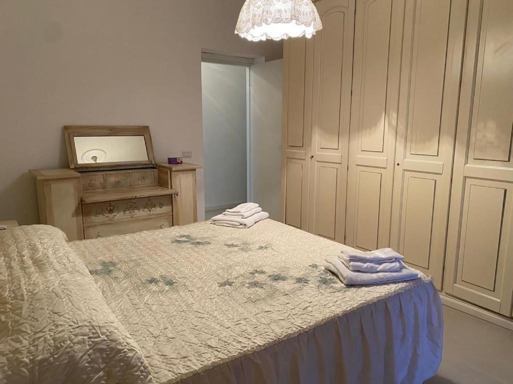 ein Schlafzimmer mit einem Bett mit zwei Handtüchern darauf in der Unterkunft Nunzia’s house! in Castel Volturno