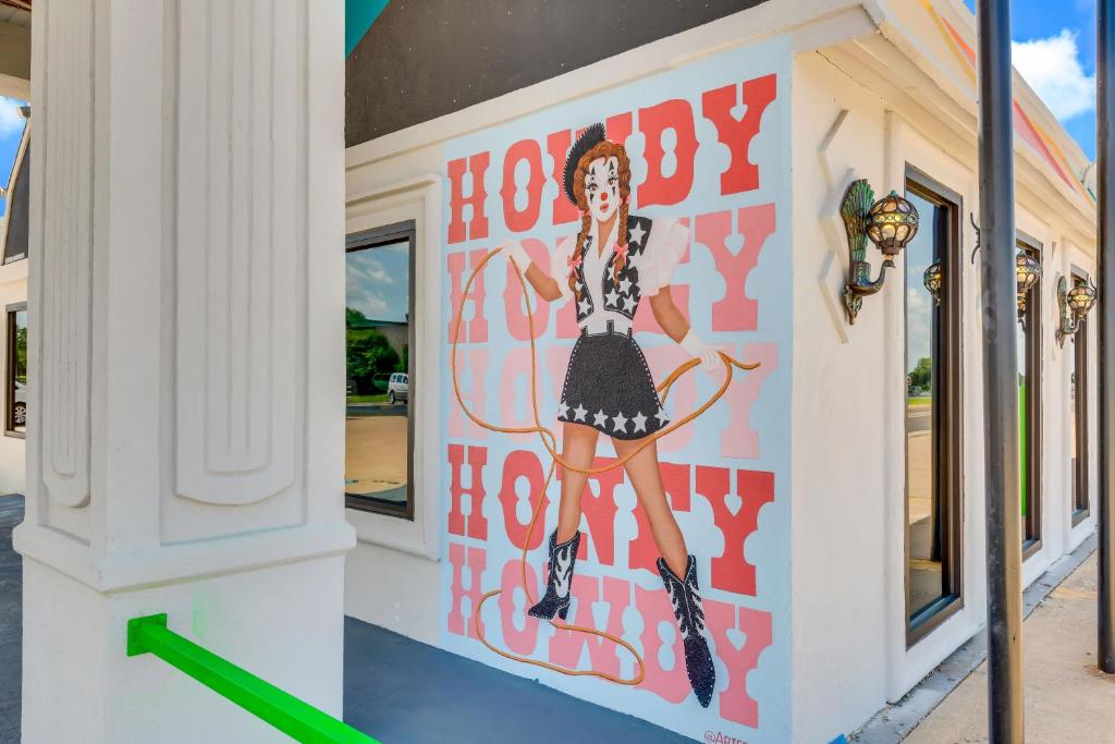 Fotografie z fotogalerie ubytování Hotel McCoy - Art, Libations, Pool Society v destinaci College Station