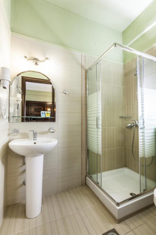 Dellas Boutique Hotel - 6