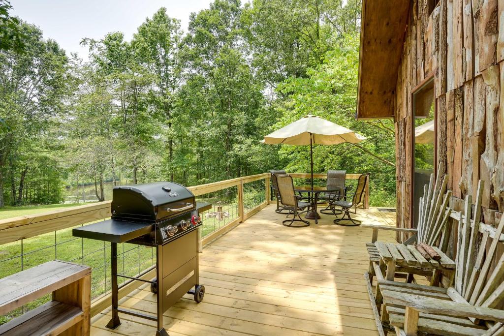 Cozy Georgia Abode with Deck, Fire Pit and Lake Access - Apartment