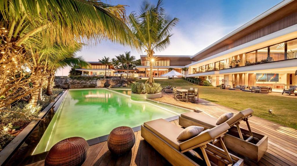 una casa con piscina en el patio trasero en Sunny Vacation Villa no 1, en Bonao