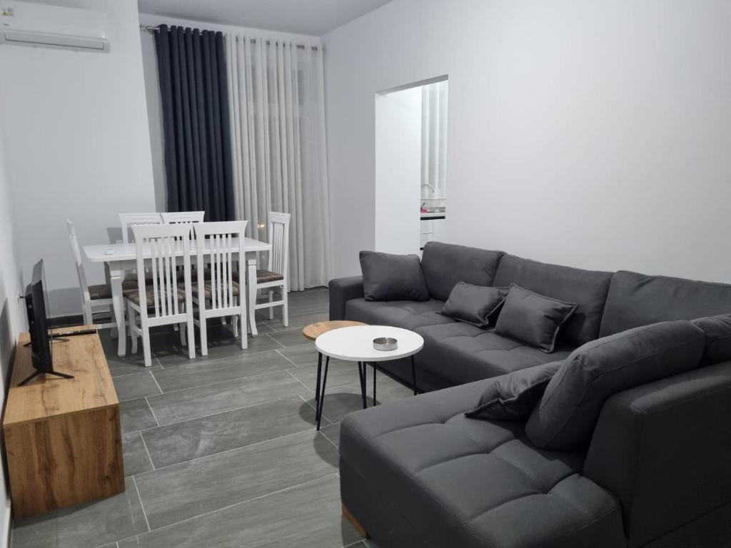- un salon avec un canapé et une table dans l'établissement Apartamente Kune Shengjin, à Lezhë