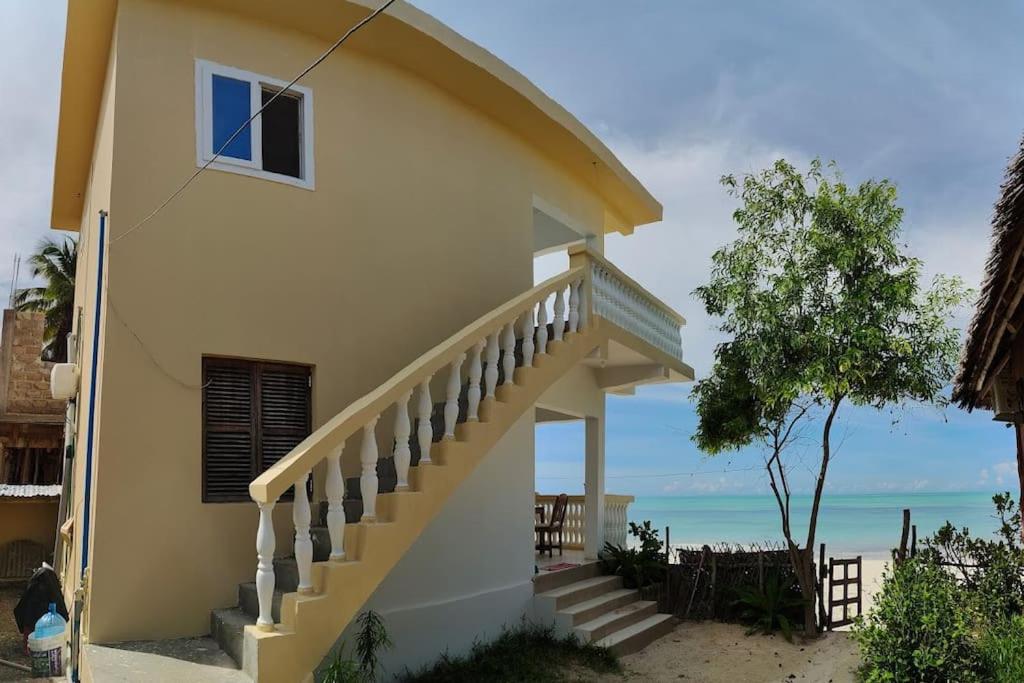 una casa con scale e vista sull'oceano di Kome apartment two a Jambiani