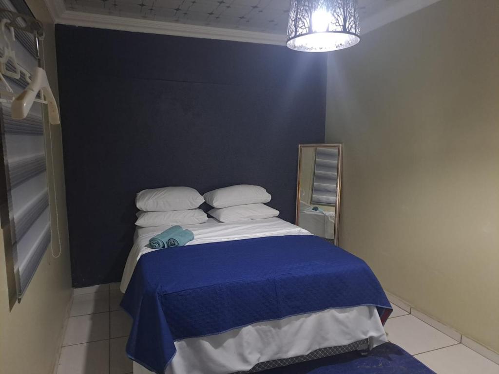 Pretoria的住宿－Queen Light，一间卧室配有一张带蓝色毯子的床