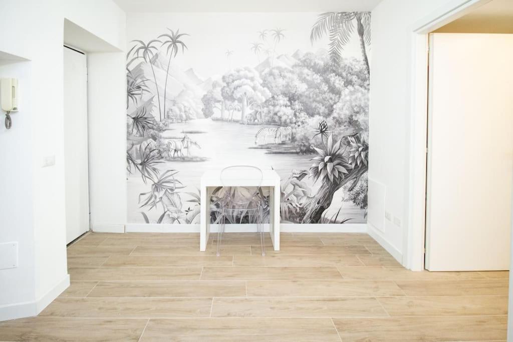 una mesa en una habitación con un mural en la pared en Palm Apartment, en Milán