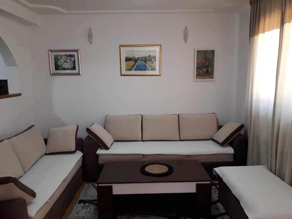 sala de estar con sofá y mesa en Apartman u Kuci u Konjicu en Konjic