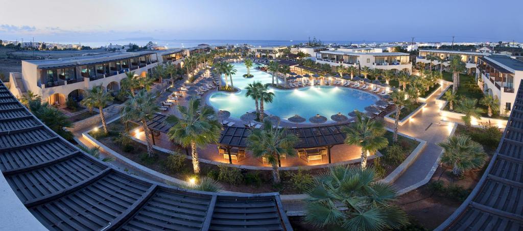- une vue aérienne sur un complexe avec une piscine dans l'établissement Stella Palace Aqua Park Resort, à Chersónissos