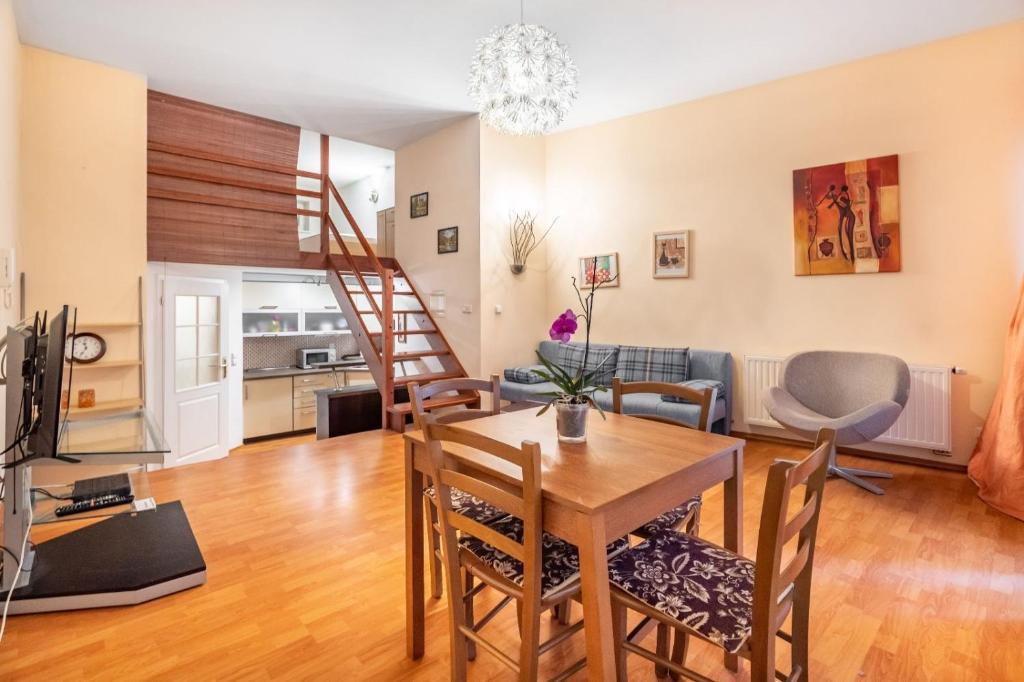 Гостиная зона в Apartment Above the Source