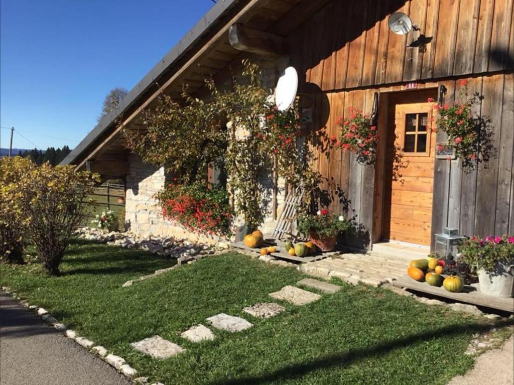 una casa con un montón de calabazas delante de ella en La Chabraque en Le Barboux