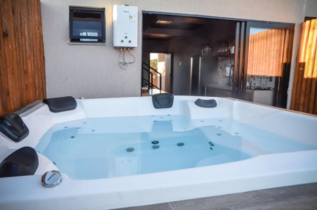 戈亞斯州上帕萊索的住宿－Vila Astra - jacuzzi privativa, natureza e conforto，客房内的白色大浴缸