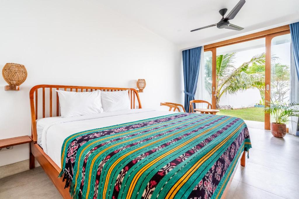 Postel nebo postele na pokoji v ubytování Inlight Lombok Beach Hotel
