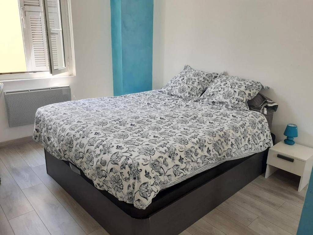 Postel nebo postele na pokoji v ubytování 2 Pièces Neuf WIFI Quartier Borriglione