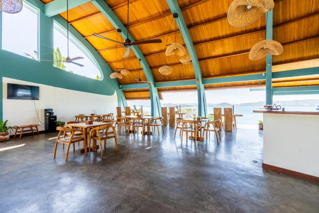 TV a/nebo společenská místnost v ubytování Inlight Lombok Beach Hotel