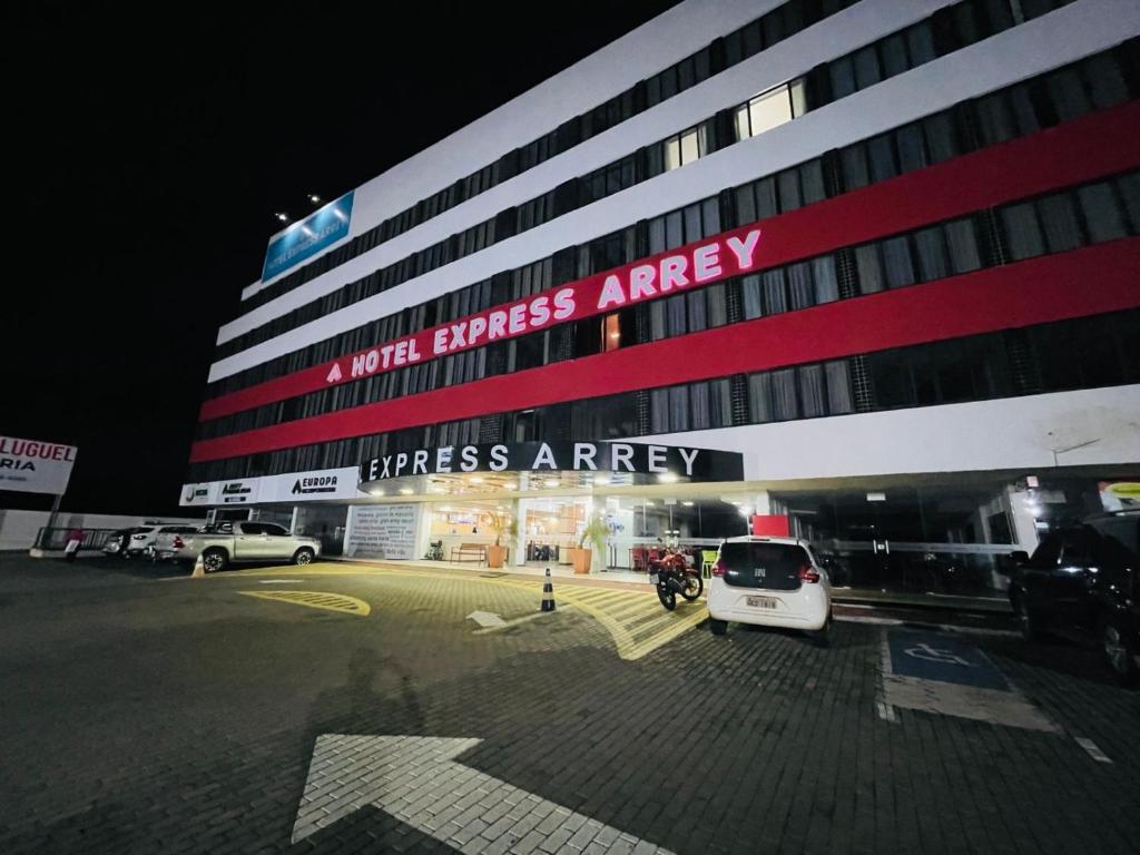 a building with a car parked in a parking lot at Hotel Express Arrey - Teresina in Teresina