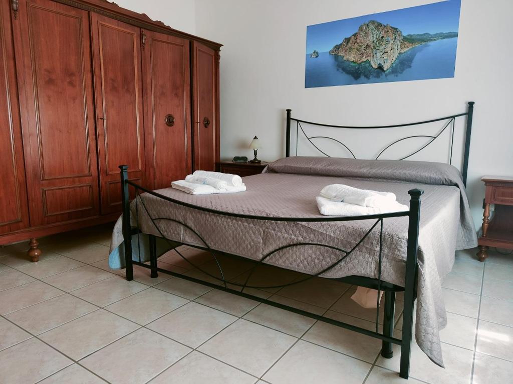 a bedroom with a bed with two towels on it at Casa Elce in Iglesias