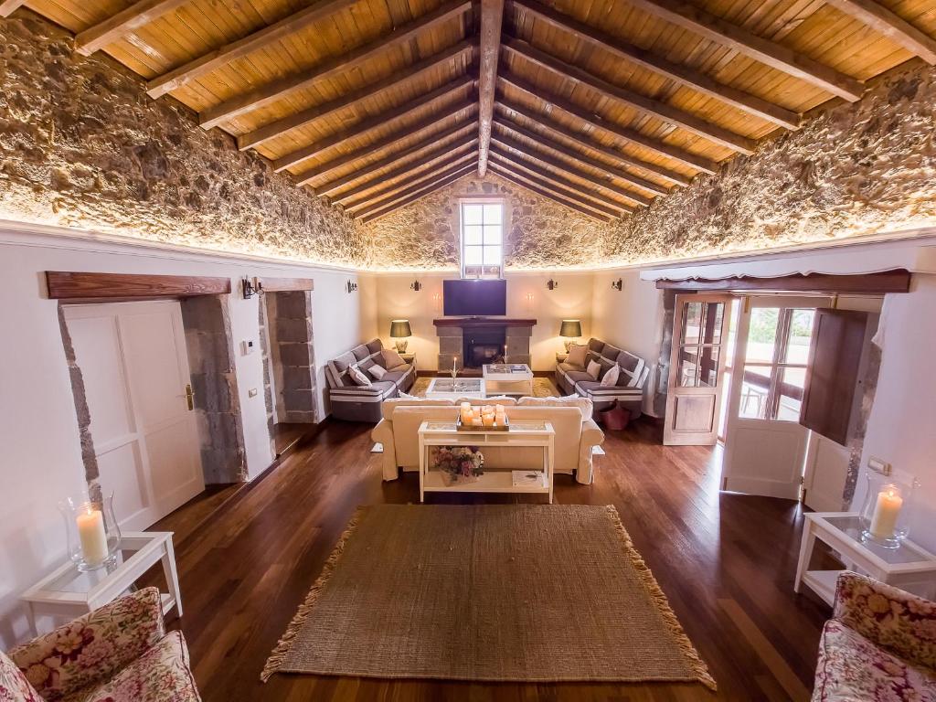 a living room with a couch and a table at Finca Los Ángeles in Trapiche