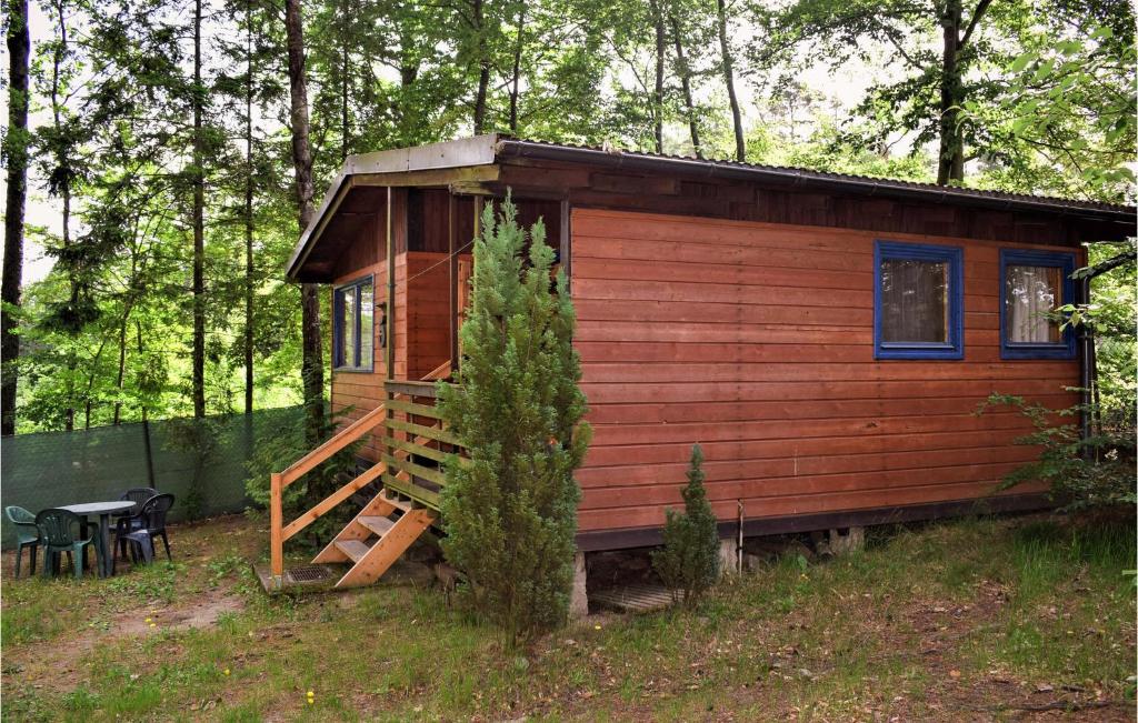 een kleine hut in het bos met een tafel bij Awesome Home In Suleczyno With Wifi in Sulęczyno