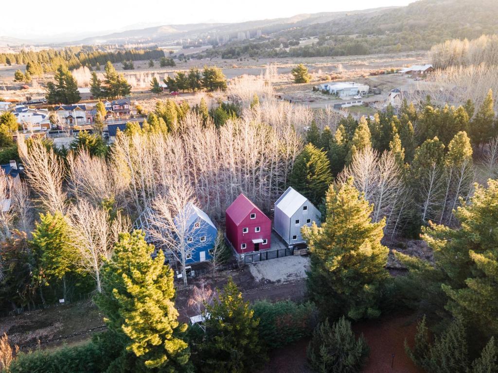 an aerial view of a house in a forest at Casas Los Alamos - Alquiler temporario in Esquel