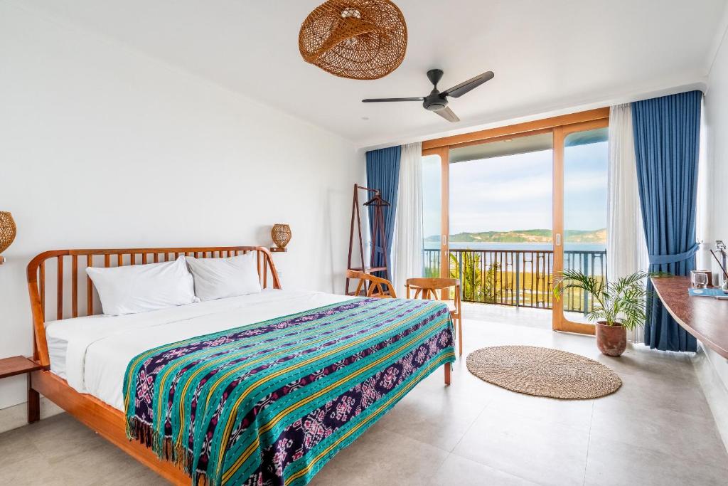 Postel nebo postele na pokoji v ubytování Inlight Lombok Beach Hotel