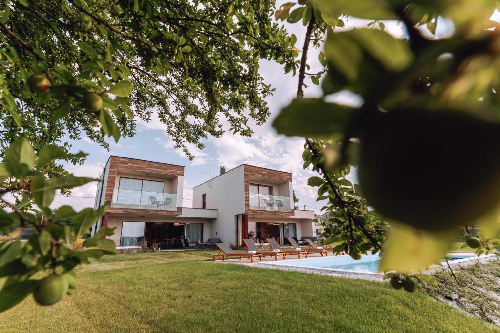 une villa avec une piscine et une maison dans l'établissement Iris Croatica J - deluxe apartment with shared pool, à Oroslavje