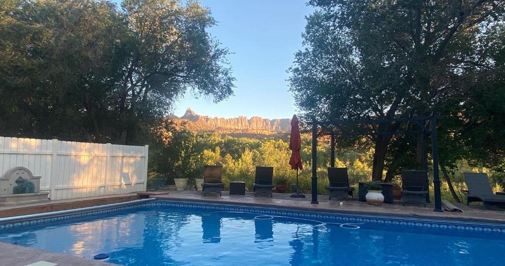 een zwembad met uitzicht op een berg bij The Inn at 37 Main in Rockville