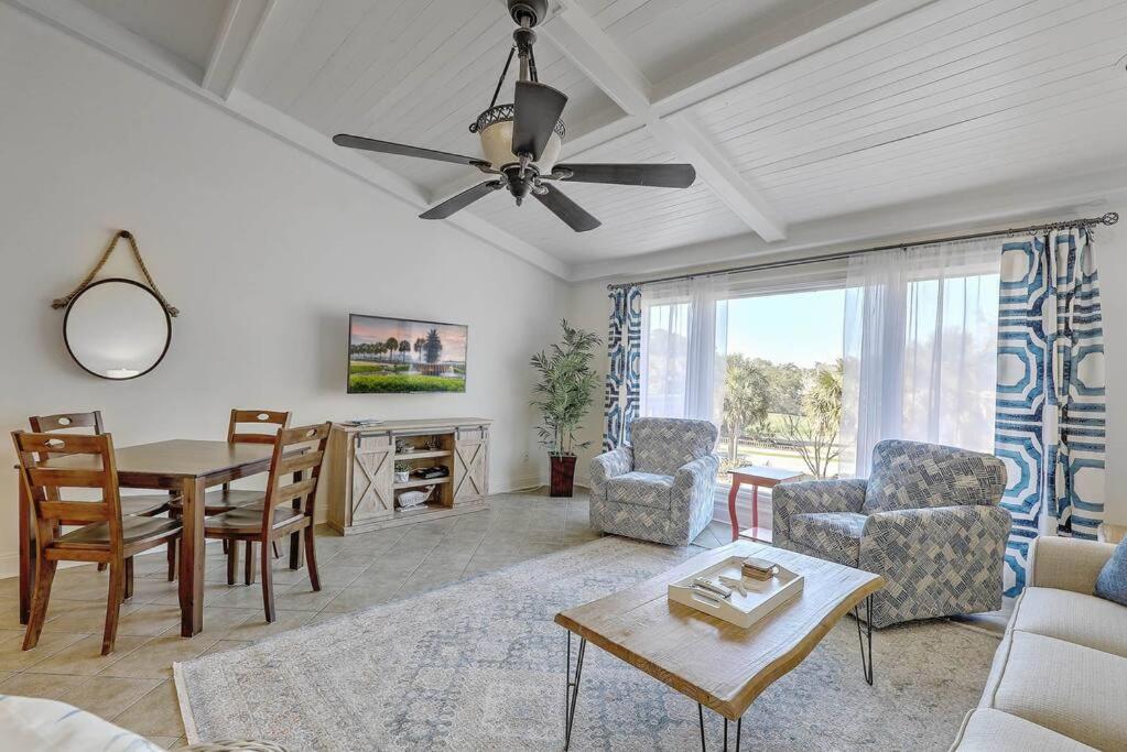 sala de estar con ventilador de techo, mesa y sillas en Lagoon Villa 22 - Private Villa! Close Walk to Beach! en Isle of Palms
