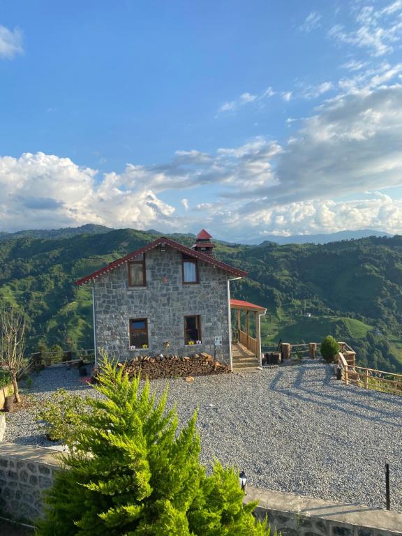 kamienny dom na szczycie góry w obiekcie AXÂRA VİLLA SUİT w mieście Pazar