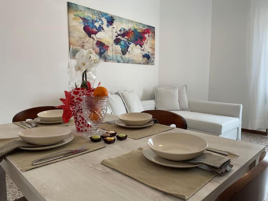 uma mesa de jantar com tigelas e pratos em Vera House - Big solution em Brescia