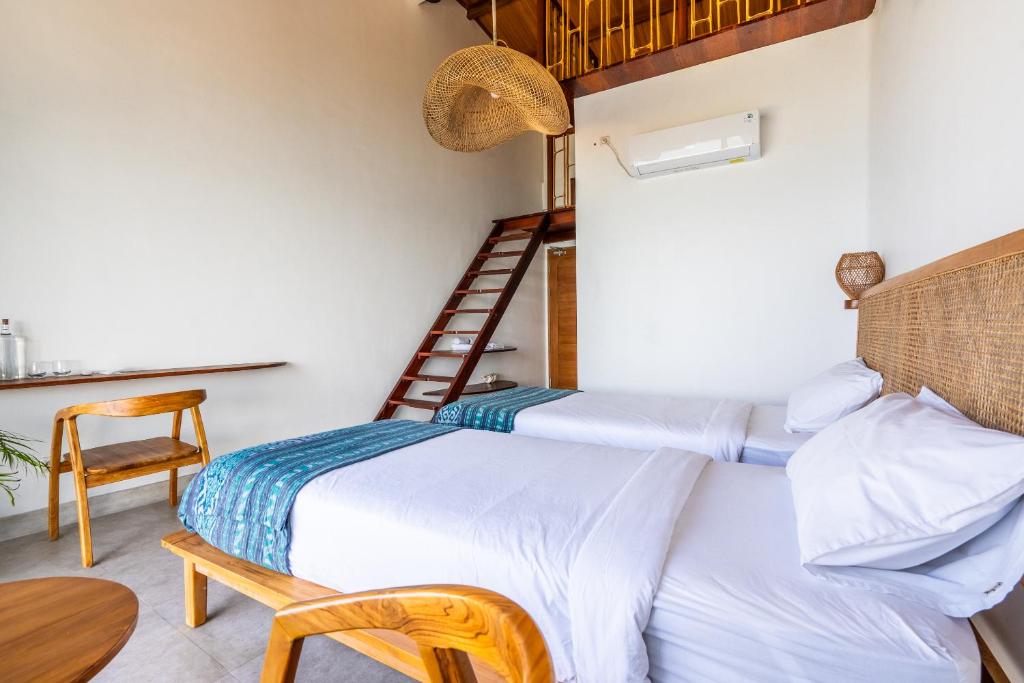 Postel nebo postele na pokoji v ubytování Inlight Lombok Beach Hotel