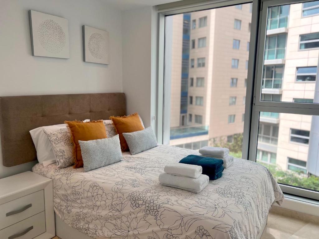 ein Schlafzimmer mit einem Bett mit Handtüchern darauf in der Unterkunft Luxury 1 Bed - City Suites Ocean Spa Plaza in Gibraltar