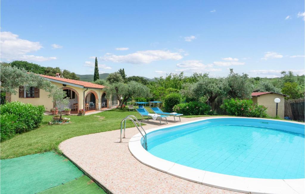 einen Pool in einem Hof mit einem Haus in der Unterkunft I Cipressi in Bibbona