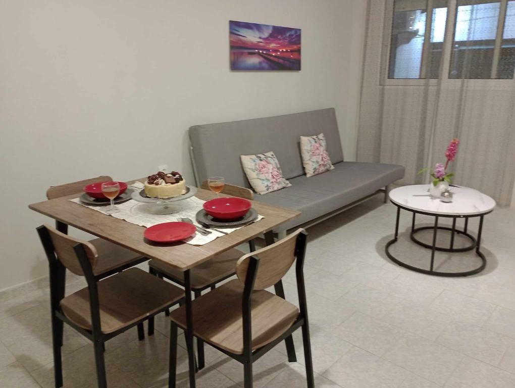 克雷馬斯蒂的住宿－Cozy Kremasti Apartment，客厅配有桌子和沙发