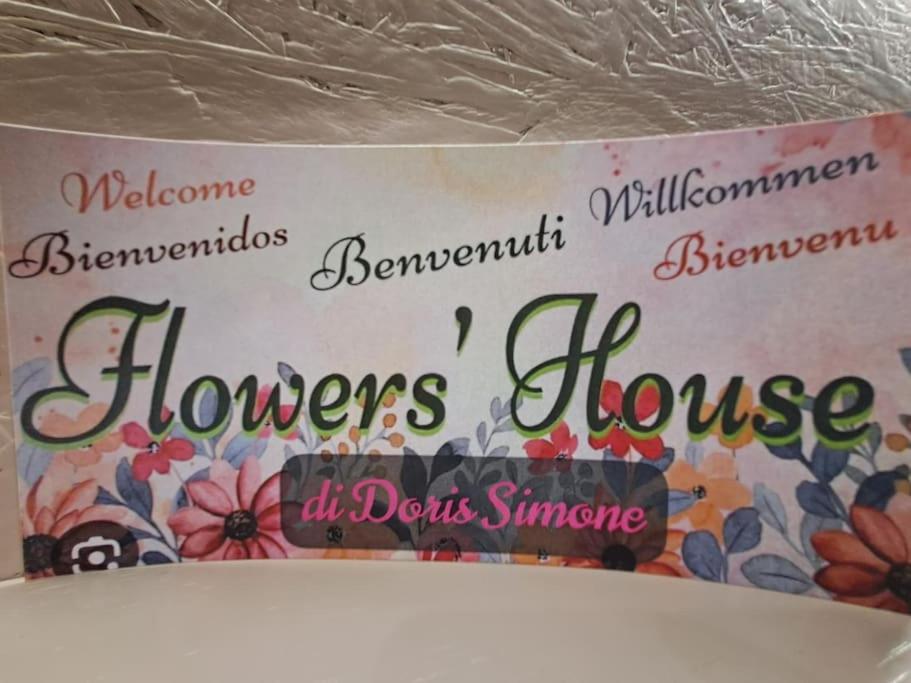 a sign on the top of a toilet seat at FLOWER'S HOUSE di Doris Simone in Bari