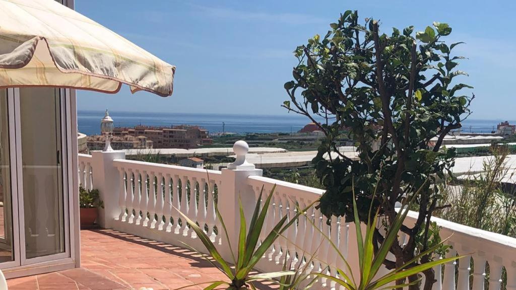 uma varanda branca com vista para o oceano em Casa Jasmin em Torrox Costa