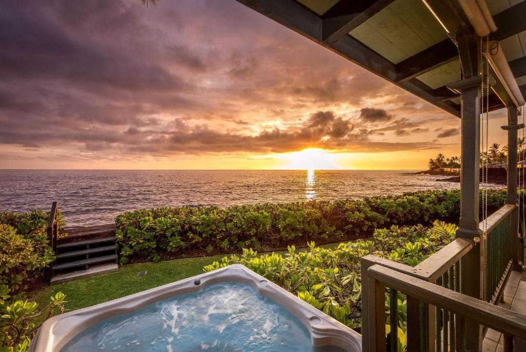 Hokuea Hale Oceanfront Private Home with Hot Tub, KailuaKona (updated