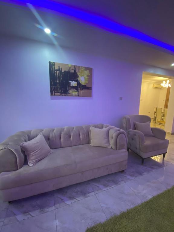 Fotografie z fotogalerie ubytování Labi’s place. 1,2 bedrooms apartments beautifully furnished in a secured estate at Adeniyi Jones Ikeja. 24 hrs light, secured apartment,WiFi, fully fitted kitchen, Close to everywhere, Airport pick up ( optional) v destinaci Ikeja