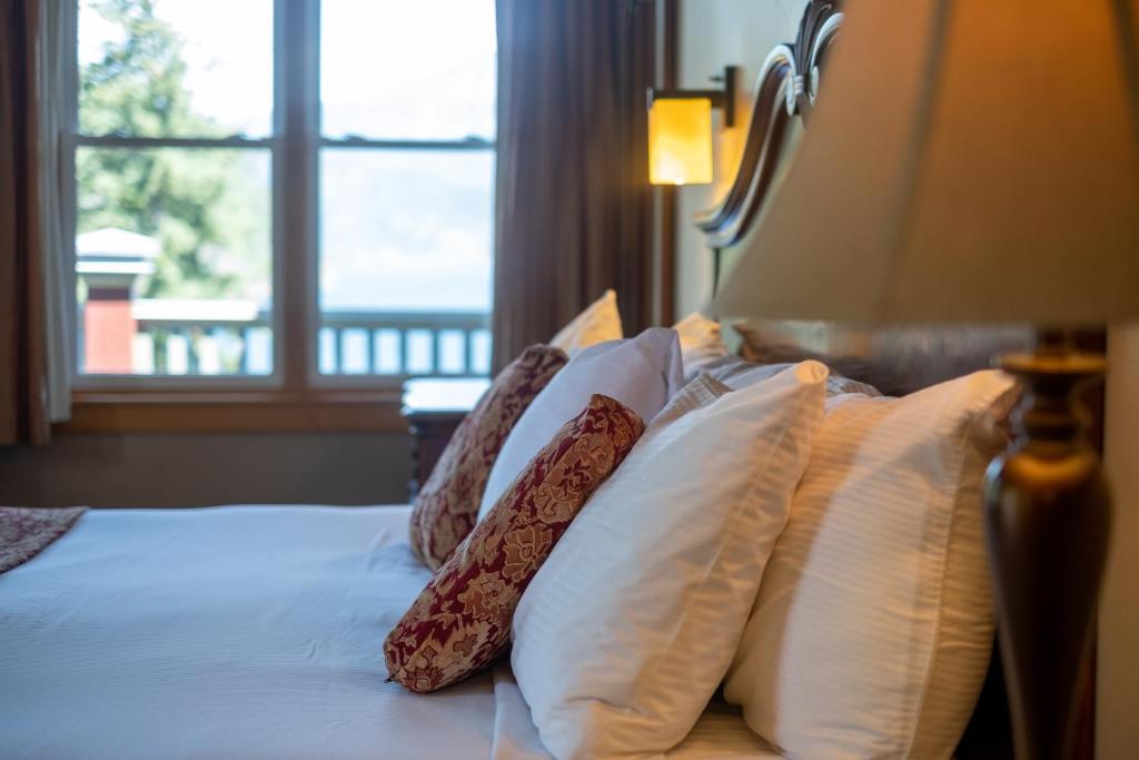 Postel nebo postele na pokoji v ubytování Kaslo Hotel