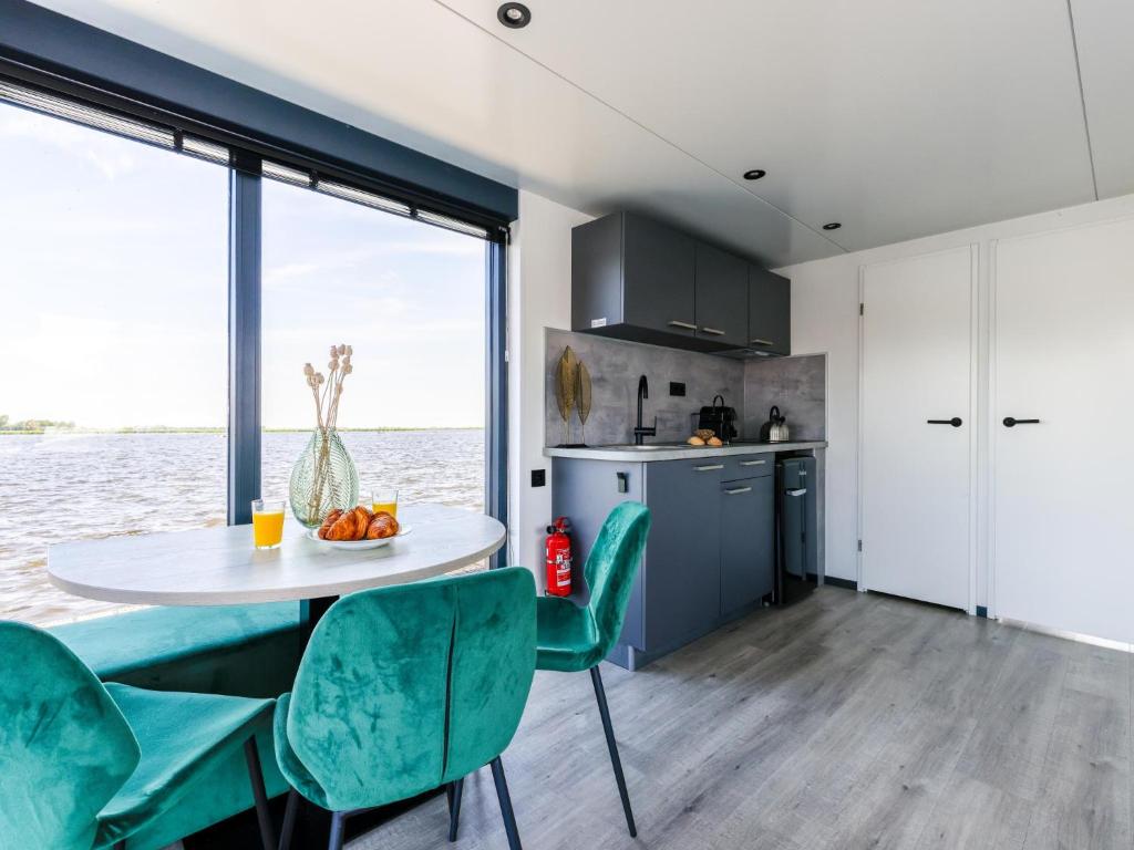 Kuchyň nebo kuchyňský kout v ubytování Tiny houseboat Parel I - airco