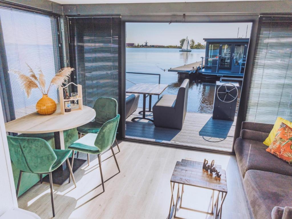 Posezení v ubytování Tiny houseboat Parel I - airco