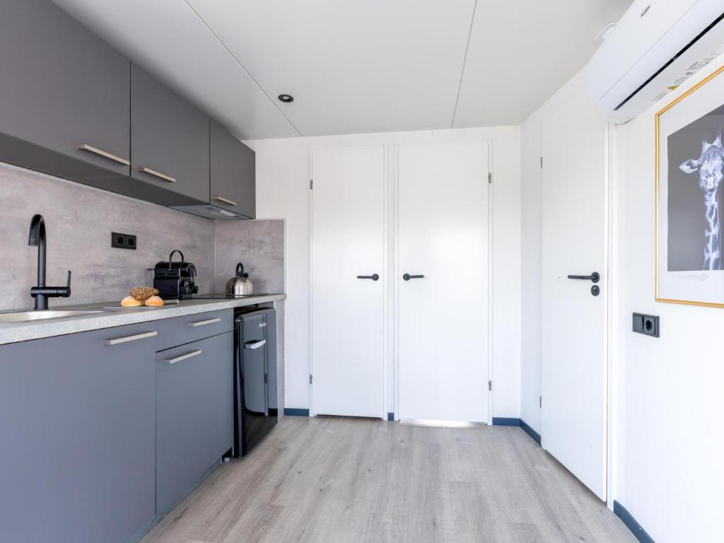 Kuchyň nebo kuchyňský kout v ubytování Tiny houseboat Parel I - airco