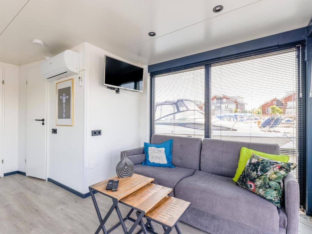 TV a/nebo společenská místnost v ubytování Tiny houseboat Parel I - airco