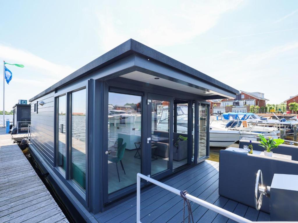 Fotografie z fotogalerie ubytování Tiny houseboat Parel I - airco v destinaci Uitgeest