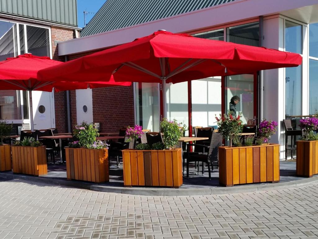 Restaurace v ubytování Tiny houseboat Parel I - airco