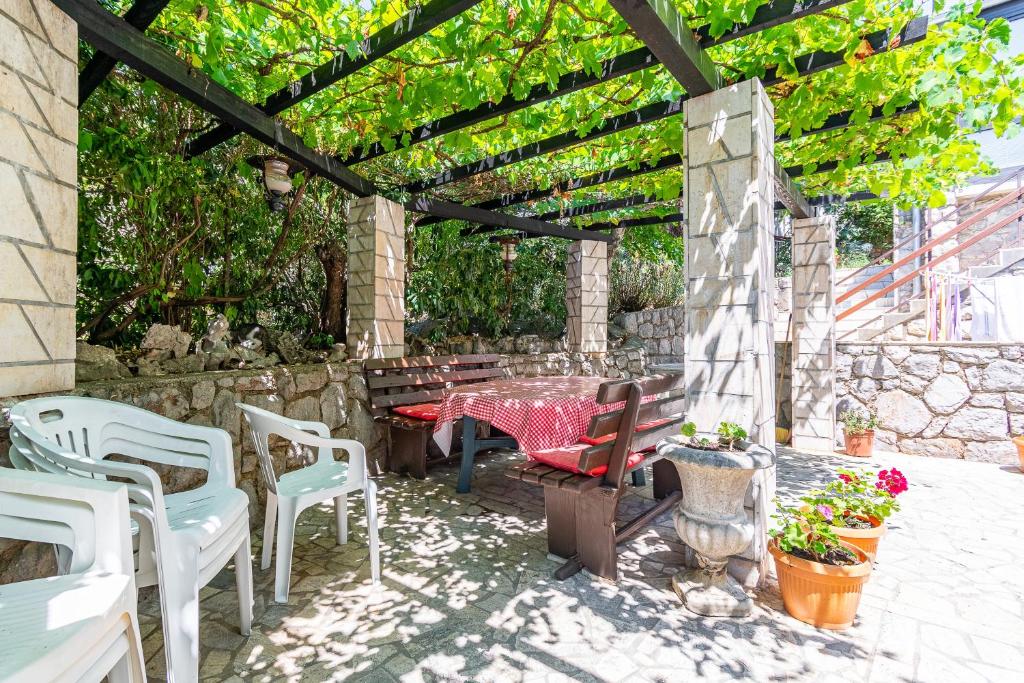 Ogród w obiekcie Apartments by the sea Klenovica, Novi Vinodolski - 5557